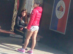 «Весенняя» девушка с голыми ногами на остановке в Ростове привлекла циничных мужчин