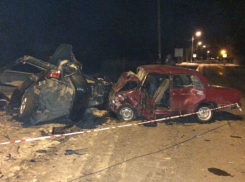 Страшное лобовое ДТП на скользкой дороге в Ростовской области: погибли два человека