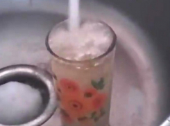 «Элитное» чаепитие из-под крана устроили на видео жители Ростовской области