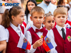 Власти Ростовской области опровергли введение запрета на брюки для школьниц  