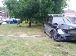 Женщина пострадала в ДТП с перелетом двух иномарок через газон на перекрестке Ростова