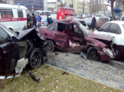 Аварию с участием шести автомобилей, произошедшую в Ростове, сняли на видео