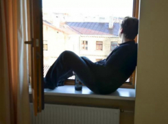 Мужчина выпал из окна третьего этажа после закуренной сигареты в Ростове