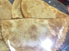 Заплесневелые чебуреки и гнилое мясо продают в элитном ростовском супермаркете