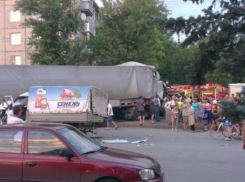 В Ростове на Малиновского фура смяла три машины и снесла ларек с шаурмой