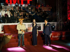 Звезды мирового и российского кино прощеголяли по красной дорожке в Ростове