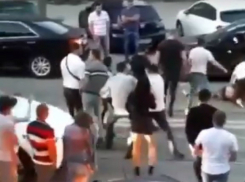 Переросший в массовую драку мелкий конфликт между гостями клуба в Ростове попал на видео