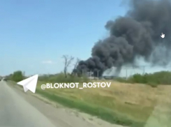 В Азовском районе горит склад по дороге на Павло-Очаковскую косу