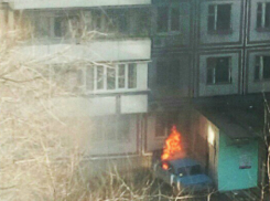 Припаркованный ВАЗ сгорел под окнами жилой пятиэтажки в Ростове