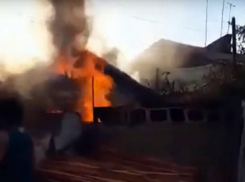 Психически неуравновешенная женщина сожгла свой дом дотла в Ростове
