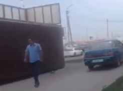 Объезжал пробку по тротуару и давил прохожих бесшабашный таксист в Ростове на видео
