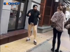 «Ты гадина и конченая мразь!»: ростовчанки надавали по лицу парню за пинок своей собаки