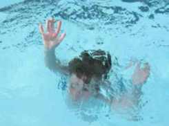 Со всего размаху ударился головой о скалу 13-летний мальчик, упав в реку с обрыва в Ростовской области