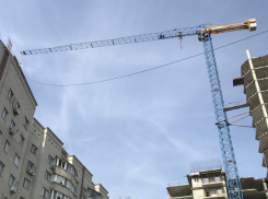 Брошенный у долгостроя башенный кран угрожающе повис над жилой многоэтажкой Ростова