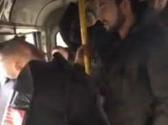 Защищавшийся сверлом от разгневанных пассажиров маршрутки дебошир попал на видео в Ростове