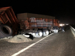 В Ростовской области перевернулся прицеп КамАЗа, повлекший внушительный затор