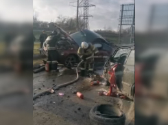 Два человека погибли и один пострадал в массовом ДТП на въезде в Азов