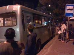 В Ростове маршрутка въехала в остановку : пострадали три человека