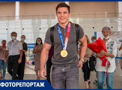 Ростовского гимнаста и чемпиона Олимпийских игр Никиту Нагорного торжественно встретили в аэропорту «Платов»