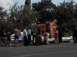 Под Ростовом бетономешалка вылетела за пределы дороги и перевернулась