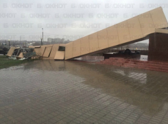 Сильный порыв ветра обрушил 22-метровый памятник в Волгодонске