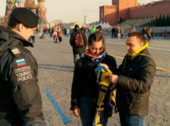 Фанатов «Ростова» на Красной площади остановила полиция из-за желто-синего шарфа
