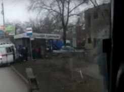 Врезались в остановку: мужчина и маленький ребенок пострадали в ДТП на Доватора