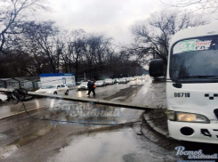 Упавший на дорогу столб парализовал движение на Западном
