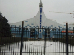 Высоким черным забором обнесли пригородный автовокзал в Ростове