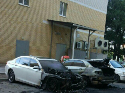 Жуткое пламя уничтожило две дорогие иномарки во дворе Ростова на видео