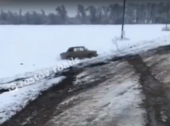 Из-за скользкой дороги  под Ростовом в кювете оказались четыре автомобиля 