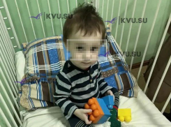 Брошенного в коляске ребенка нашли в подъезде в Ростовской области   