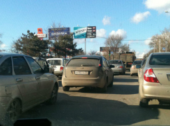 В Ростове на Западном растянулась огромная пробка