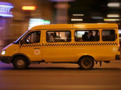 Пугавшую горожан маршрутку с большой дырой в полу загнали на ремонт в Ростове