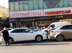 Зазевавшийся водитель «Шевроле» собрал паровозик из четырех иномарок в центре Ростова