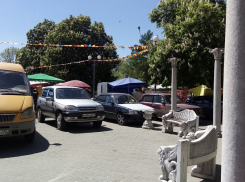 Торговцы выгнали родителей и детей с известной площади у фонтана в Ростове