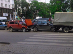 В центре Ростова на Буденновском столкнулись четыре авто