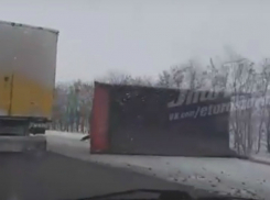 Перегрузил: потерявший прицеп с углем во время движения по ростовской трассе грузовик попал на видео