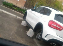 Элитный «Мерседес» поставили на кирпичи на окраине Ростова