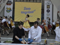 Объелись до икоты мяса жители Ростова на ежегодном праздновании «Дня индейки»
