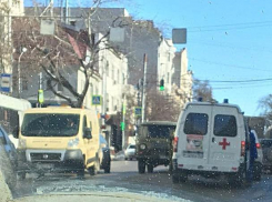 На центральной улице Ростова образовалась пробка из-за столкнувшихся автомобилей