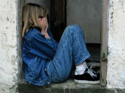 Неадекватный сотрудник больницы изнасиловал 11-летнюю девочку «за конфеты» в Ростовской области