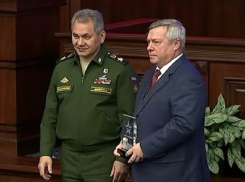 Министр обороны России вручил донскому губернатору уникальный почетный знак