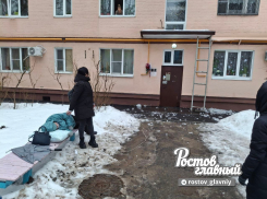 Лед с крыши пробил голову женщине в Ростове