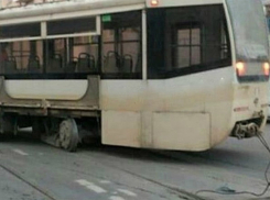 Трамвай сошел с рельсов на оживленной улице Ростова-на-Дону