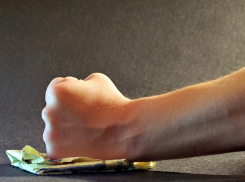 Трое подростков избили товарища ради трех тысяч рублей