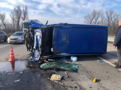 Микроавтобус с пассажирами перевернулся на трассе в Ростовской области