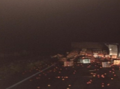 Груженая помидорами фура столкнулась с грузовиком на трассе М-4 «Дон», пострадали водители 