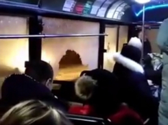 Экстремальная поездка пассажиров в ростовской маршрутке с огромной дырой в окне попала на видео