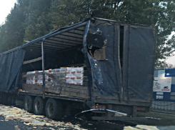 Водитель огромной фуры растерял по дороге яйца после ДТП с грузовичком в Ростове